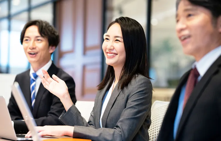 会社案内ページの説明を行うスタッフの写真