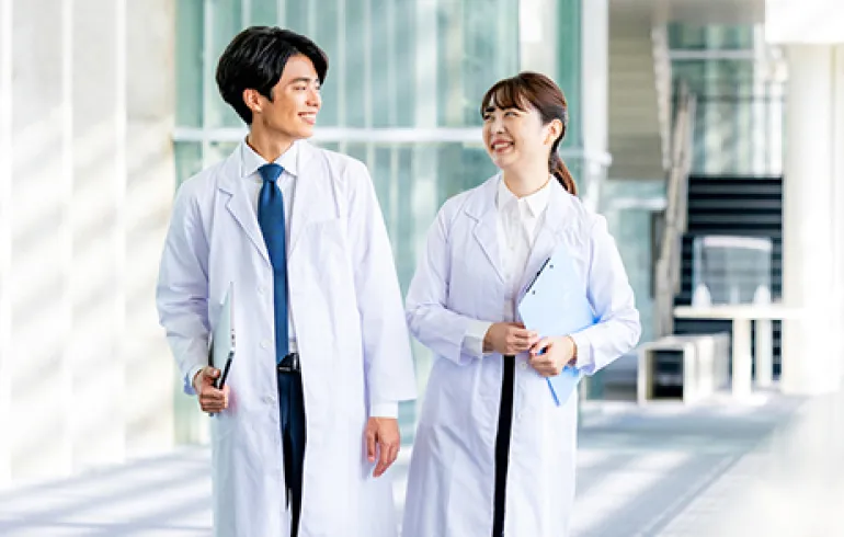 採用案内のイメージとして医療スタッフと話す若い社員の写真